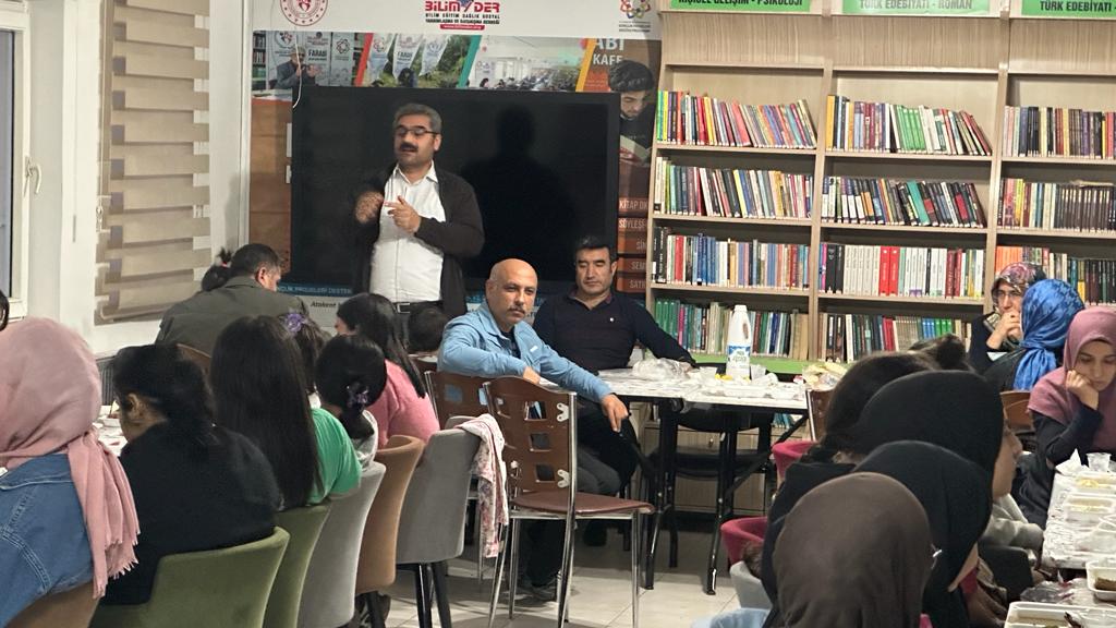 KIZ ÖĞRENCİLERLE AKŞAM YEMEĞİ
